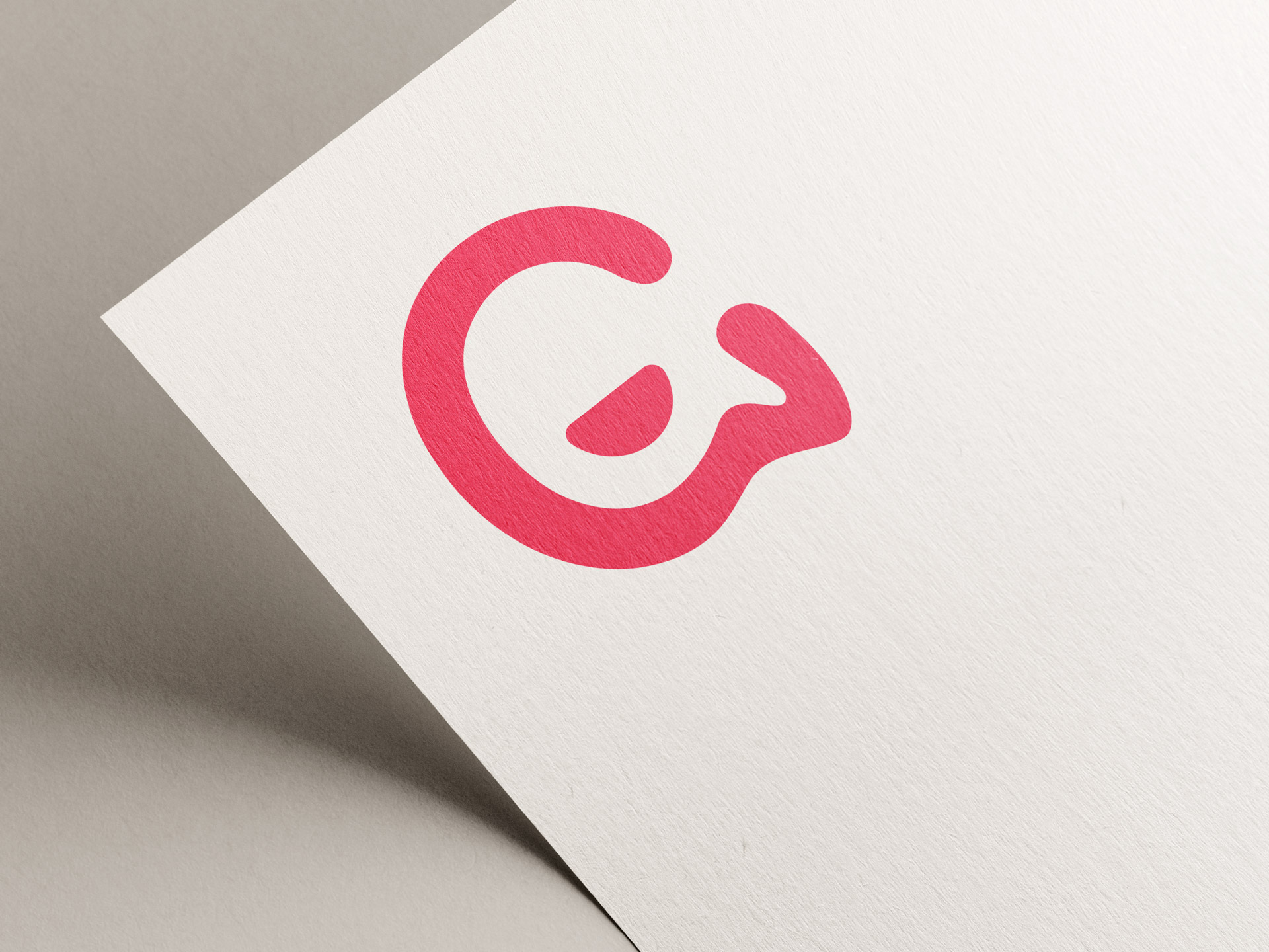 Bildmarke von Gesa Zötler mit dem Anfangs-G als Sprechblase mit lachendem Mund gedruckt auf ein Blatt weißes Naturpapier