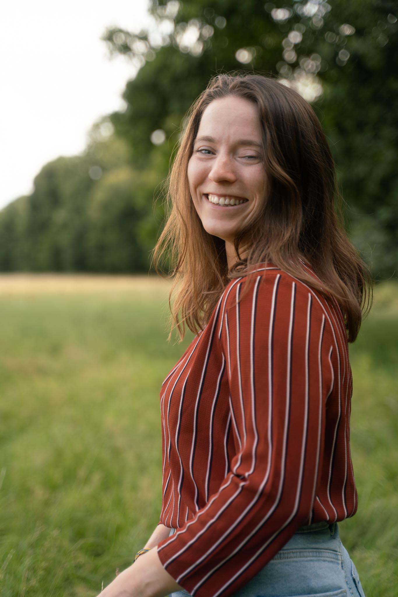 Portrait Diana Weickert draußen auf einer grünen Wiese